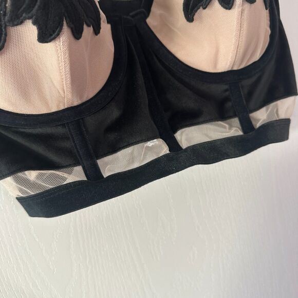 Victoria's Secret Black Velvet Floral Applique Long Line Demi Bra Size 36D - Picture 4 of 7